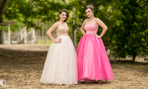 Convidados são recebidos com sorrisos e abraços