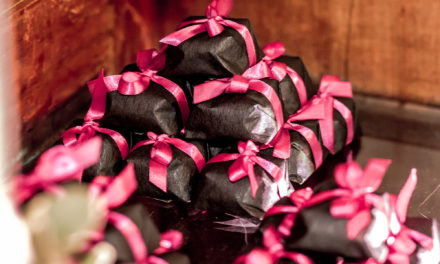 Convidados recebem delicados bem-vividos