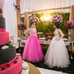 Enfeites em cores fortes dominam a decoração