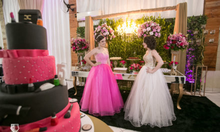 Enfeites em cores fortes dominam a decoração