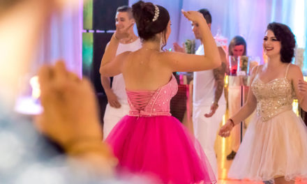 Garotas curtem diferentes ritmos na festa