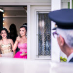 Jovens chegam à festa em grande estilo