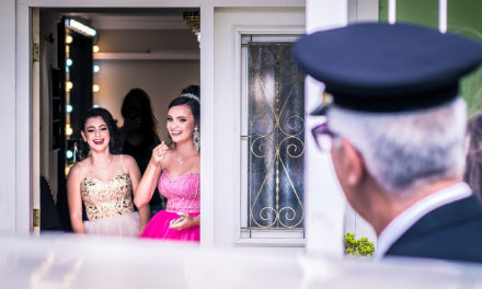 Jovens chegam à festa em grande estilo