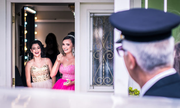 Jovens chegam à festa em grande estilo