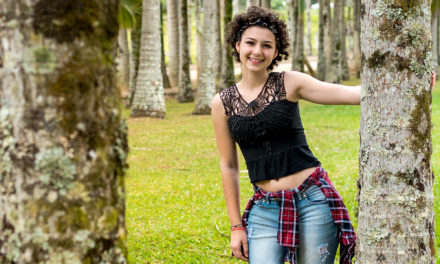 Jovem ama os livros e sonha ser bióloga ou advogada