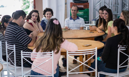 Debutantes decidem ações para a festa