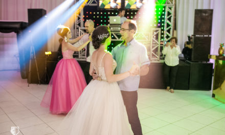 Tradicional valsa abre a pista de dança